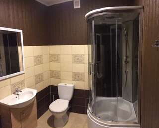 Хостелы O.K. Hotel Валмиера Четырехместный номер с собственной ванной комнатой-7